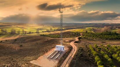 Proyercto sostenible de Cellnex. Torre  de telecomunicaciones​ alimentaada por energía solar. 