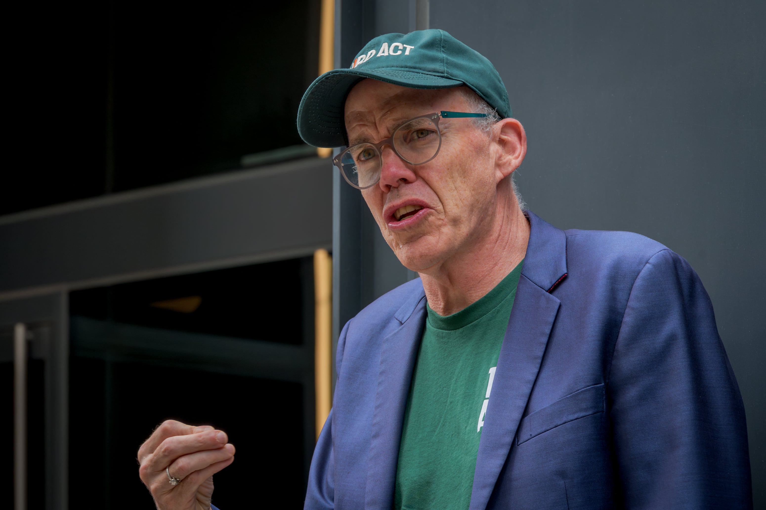 Bill McKibben, activista: “La luz solar no tiene que pasar por el estrecho de Ormuz”