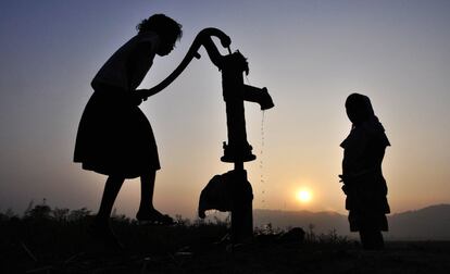 Niños indios recogen el agua potable de un pozo en el pueblo de Murkata en el distrito Morigoan, a 70 kilómetros de Guwahati.