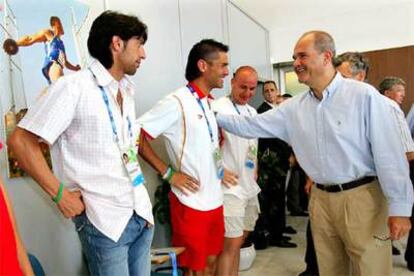 Manuel Chaves saludaba ayer en Almería a los atletas Antonio Jiménez Pentinel y Antonio Reina (izquierda).