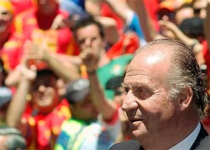 El rey Juan Carlos, rodeado de hinchas españoles, durante su visita al centro de Oporto antes del encuentro.