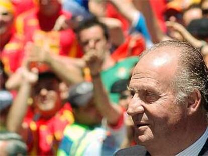 El rey Juan Carlos, rodeado de hinchas españoles, durante su visita al centro de Oporto antes del encuentro.