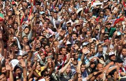 Decenas de miles de egipcios se manifiestan en la plaza Tahrir de El Cairo, el pasado 8 de julio, para insistir en las peticiones de la pasada revolución y exigir que se aceleren los juicios contra exdirigentes políticos