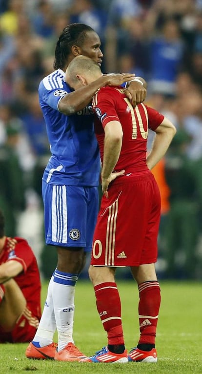 Arjen Robben en los hombros de Didier Drogba.