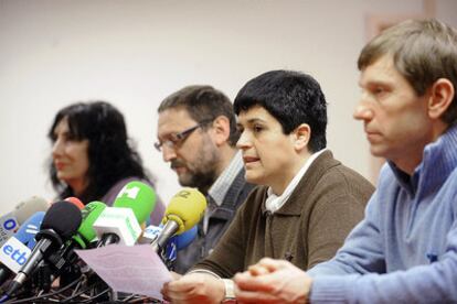 Marian Beitialarrangoitia, Txelui Morenop, Legorburu y Rufi Etxeberria, durante la rueda de prensa en San Sebastián.