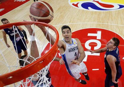 Luis Scola encesta contra Serbia el martes.