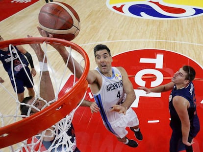 Luis Scola encesta contra Serbia el martes.