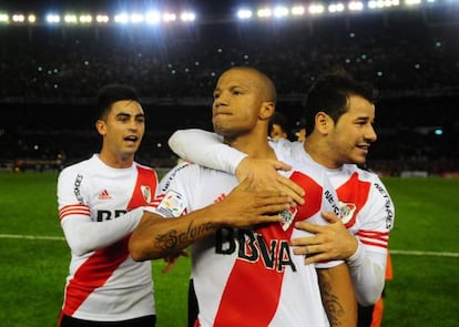 Carlos Sánchez celebra seu gol contra o Boca Juniors.