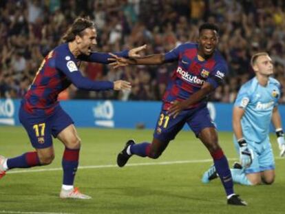 El Camp Nou asiste a la exhibición del joven de 16 años y a la rotunda vuelta de Suárez
