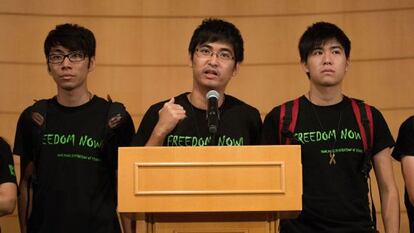 Alex Chow, uno de los líderes estudiantiles de Hong Kong, habla con los medios tras la reunión con el gobierno autónomo de la excolonia.
