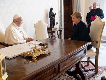 El papa Francisco y la canciller alemana, Angela Merkel, durante su reunión en el Vatcano.