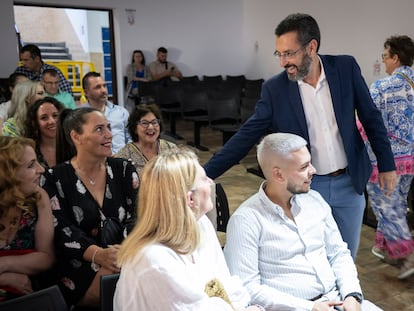 El alcalde Juan Franco saluda a las madres de las alumnas en la graduación de bachillerato del Instituto Menéndez Tolosa de La Línea de la Concepción, este jueves.