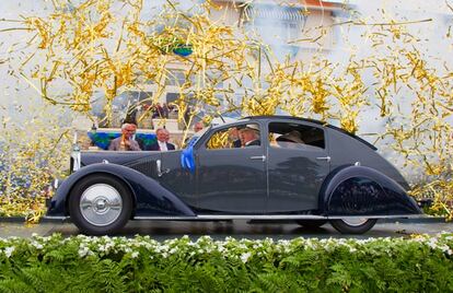 El coche ganador del año pasado, un Voisin C-25 Aerodyne de 1934