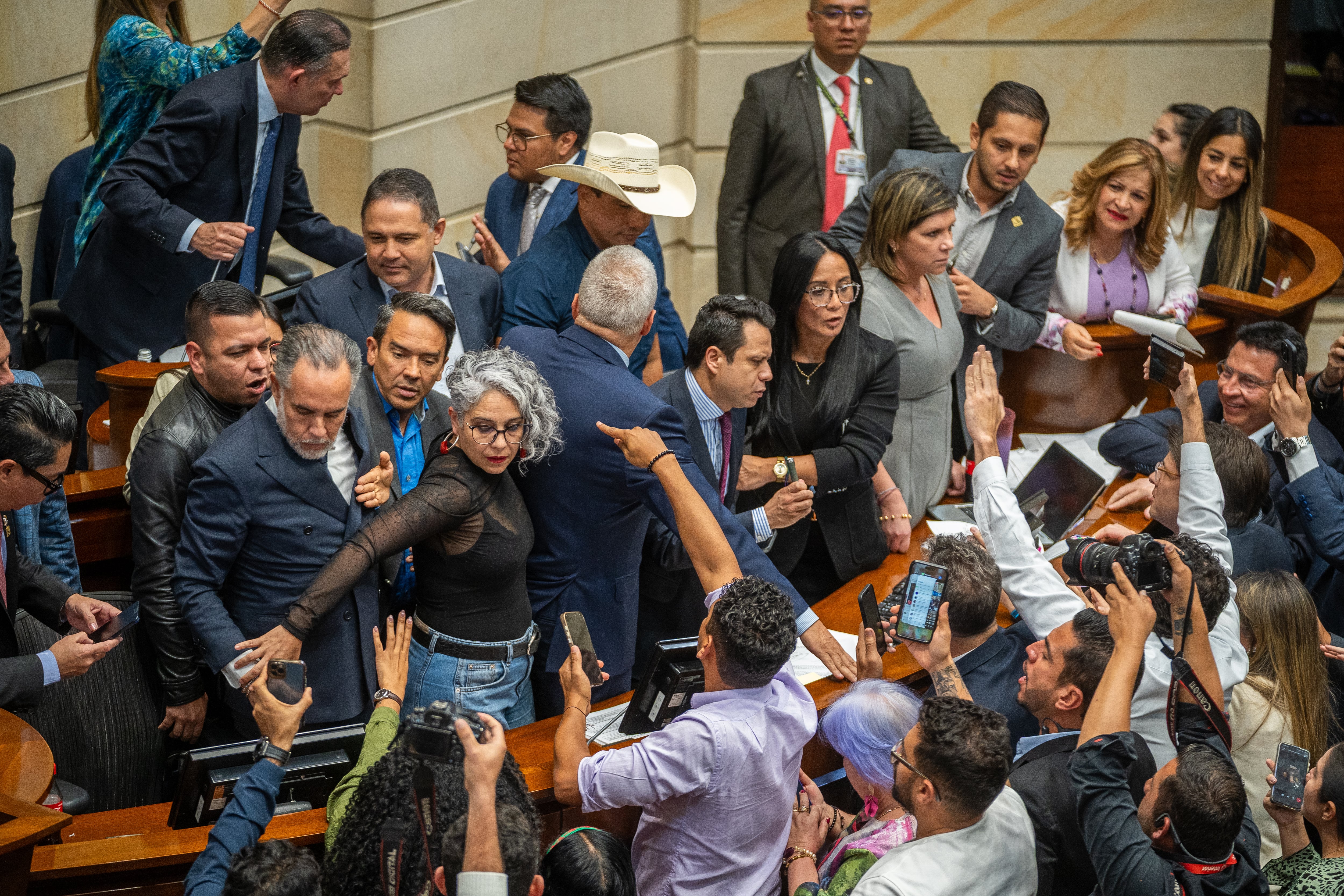 La senadora María José Pizarro contiene al ministro del Interior, Armando Benedetti, durante el anuncio de los resultados de la votación de la consulta popular, en el Congreso.