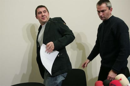 Arnaldo Otegi y Joseba Permach, ayer en San Sebastián, tras conocer el auto de la Audiencia Nacional.