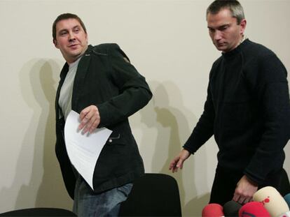Arnaldo Otegi y Joseba Permach, ayer en San Sebastián, tras conocer el auto de la Audiencia Nacional.