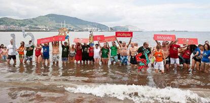 Campaña 'Mójate por la esclerosis' en la playa Ereaga de Getxo.