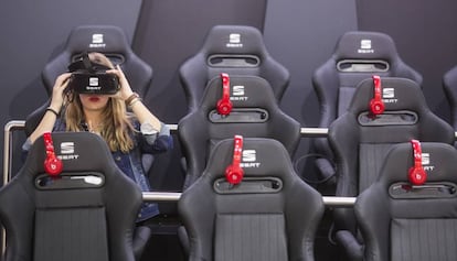 Una asistente al sal&oacute;n usa unas gafas de realidad virtual en Seat.