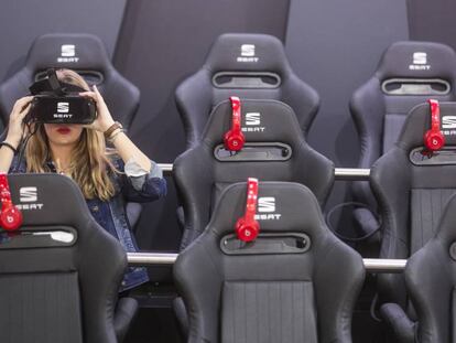 Una asistente al sal&oacute;n usa unas gafas de realidad virtual en Seat.