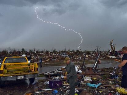 Las fuertes tormentas retrasan las labores de recuperación en Oklahoma