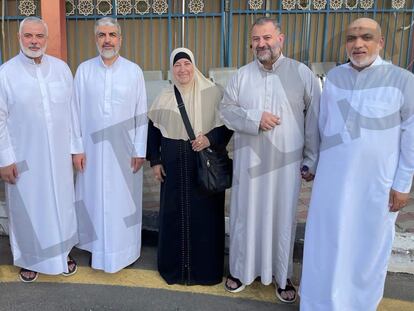 Desde la izquierda, Jalil al Jayya (alto mando del buró político de Hamás); Ismail Haniya (líder del movimiento), Jaled Meshal (responsable del buró político), Um Quteiba, hermana de Al Aruri, el propio Saleh al Aruri e Izzat al Rishq (uno de los fundadores del aparato político), en julio de 2023 en La Meca.