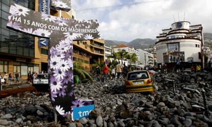 El aspecto de una de las calles de Funchal tras el fuerte temporal.