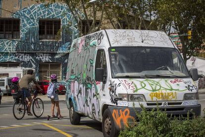 Un padre y sus hijos de camino al colegio en Barcelona.