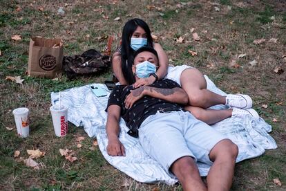 Génesis Julieth (19) y Alexander Wladimiv (22) en el Retiro.