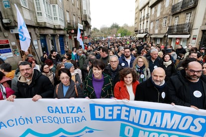 La líder del BNG, Ana Pontón (centro) junto con el portavoz del partido en el Congreso, Néstor Riego (segundo por la derecha), durante la manifestación de este domingo en Santiago de Compostela. 