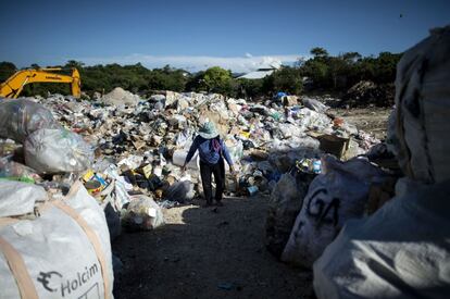 Una mujer local recoge botellas de plástico en el basurero de Boracay llamado "instalación de recuperación de materiales (MRF)".