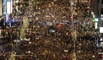 En la manifestación que recorre las calles de Madrid este 8-M, uno de los cánticos más repetidos dice: "Ahora que vamos despacio, vamos a cantar mentiras, tralará: el patriarcado no nos mata y el Estado nos protege, tralará”. En la imagen, la manifestación a su paso por Gran Vía. 