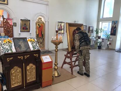 Un militar besaba el domingo una imagen en la iglesia de la Virgen de Pochaev, en Bucha.