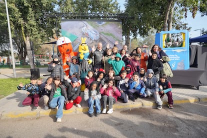 Un grupo de niños y niñas del colegio Abate Molina de Quinta Normal acompañaron el lanzamiento de la campaña “Cuidar la alcantarilla suena bien”.