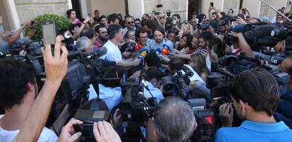Pablo Iglesias y Kichi atienden a los medios delante del Ayuntamiento de Cádiz.