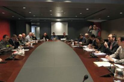 Membres del comitè d'empresa de TMB a la reunió d'avui a Treball.