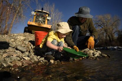 Un niño ayuda a su padre a buscar oro en las orillas de un río en el parque Clear Creek Whitewater en Colorado (EE UU), el 11 de febrero de 2015.