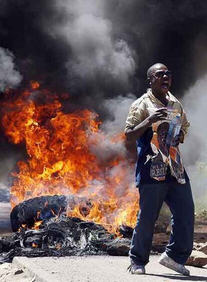 Un manifestante grita contra la barrera policial que impidió la protesta de ayer en Nairobi.