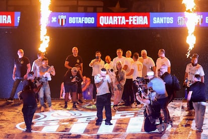 Un Neymar emocionado regresa a casa con una gran fiesta en el estadio de Vila Belmiro, donde Pel labr casi toda su carrera.