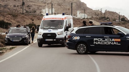 Una ambulancia y un coche de Policía Nacional, en los alrededores de una empresa pirotécnica alicantina que registró una explosión en marzo.