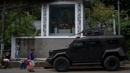 Vidalina Morales, defensora de derechos humanos, camina frente a un vehículo del ejército en Cabañas (El Salvador), en agosto.