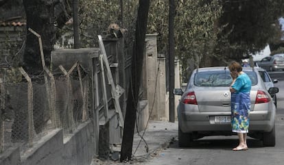 Los vecinos de Mati, una aldea perteneciente al municipio de Rafina en Grecia, lloran sus pérdidas.