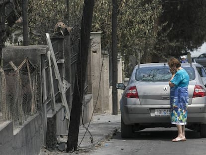 Los vecinos de Mati, una aldea perteneciente al municipio de Rafina en Grecia, lloran sus pérdidas.