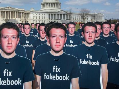 Figuras de cart&oacute;n  del fundador de Facebook, Mark Zuckerberg, frente al Capitolio de EE UU.