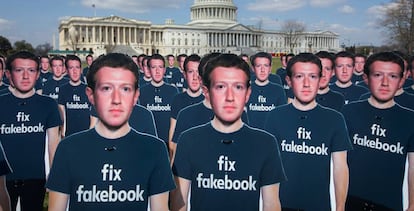 Figuras de cart&oacute;n  del fundador de Facebook, Mark Zuckerberg, frente al Capitolio de EE UU.