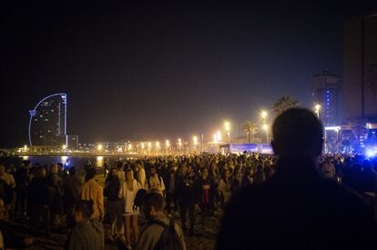 Celebració del final del toc de queda a la platja de la Barceloneta. 