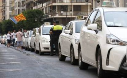 Protesta de taxistas en la calle Colón de Valencia.