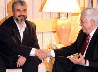 Abbas y Meshal se dan la manos al comienzo de su reunión en Damasco