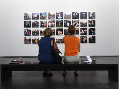 Dos visitantes en el museo de arte contempor&aacute;neo Kiasma, en Helsinki (Finlandia).