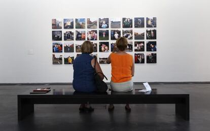 Dos visitantes en el museo de arte contempor&aacute;neo Kiasma, en Helsinki (Finlandia).