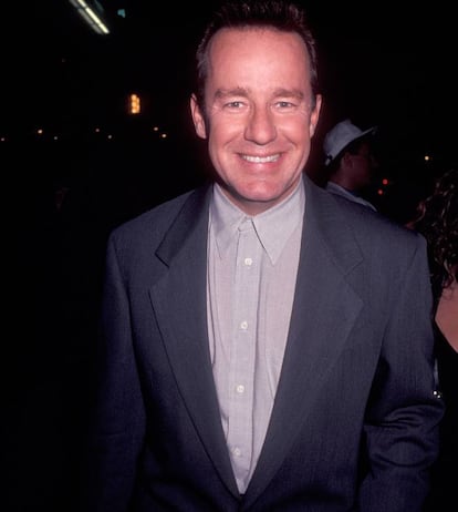 Cuando su tercera esposa, consumida por la adicción a las drogas y los tranquilizantes, le pegó dos tiros en la cabeza mientras dormía, Phil Hartman (Ontario, Canadá, 1948- California, 1998) estaba en el mejor momento de su carrera. Había ganado el Emmy por su imitación de Bill Clinton en el legendario programa cómico de 'Saturday Night Live' y trabajaba regularmente en 'Los Simpson'. Los dos personajes a los que doblaba, el abogado usurero Lionel Hutz y el actor fracasado aficionado a las iguanas Troy McLure, desaparecieron de la serie en la décima temporada por respeto a Hartman. Tras asesinarle, su esposa se pegó un tiro en la boca y sus dos hijos en común fueron adoptados por la hermana de ella. Era 1998 y Hartman, que contaba 49 años, se estaba preparando para doblar a Zapp Brannigan en 'Futurama', la segunda serie del creador de 'Los Simpson' cuyo protagonista, Phillip J. Fry, fue nombrado en honor a Phil Hartman. En la imagen, Phil Hartman en la inauguración de Planet Hollywood de Nueva York en 1991.